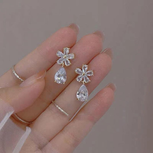 E3666 Aretes flor gota cristal brillante poste de plata 2.5cm