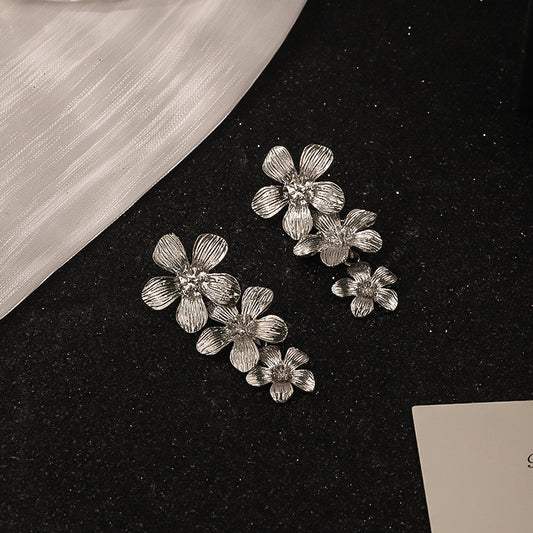 E4861P Aretes flor plateada aleacion 3cm