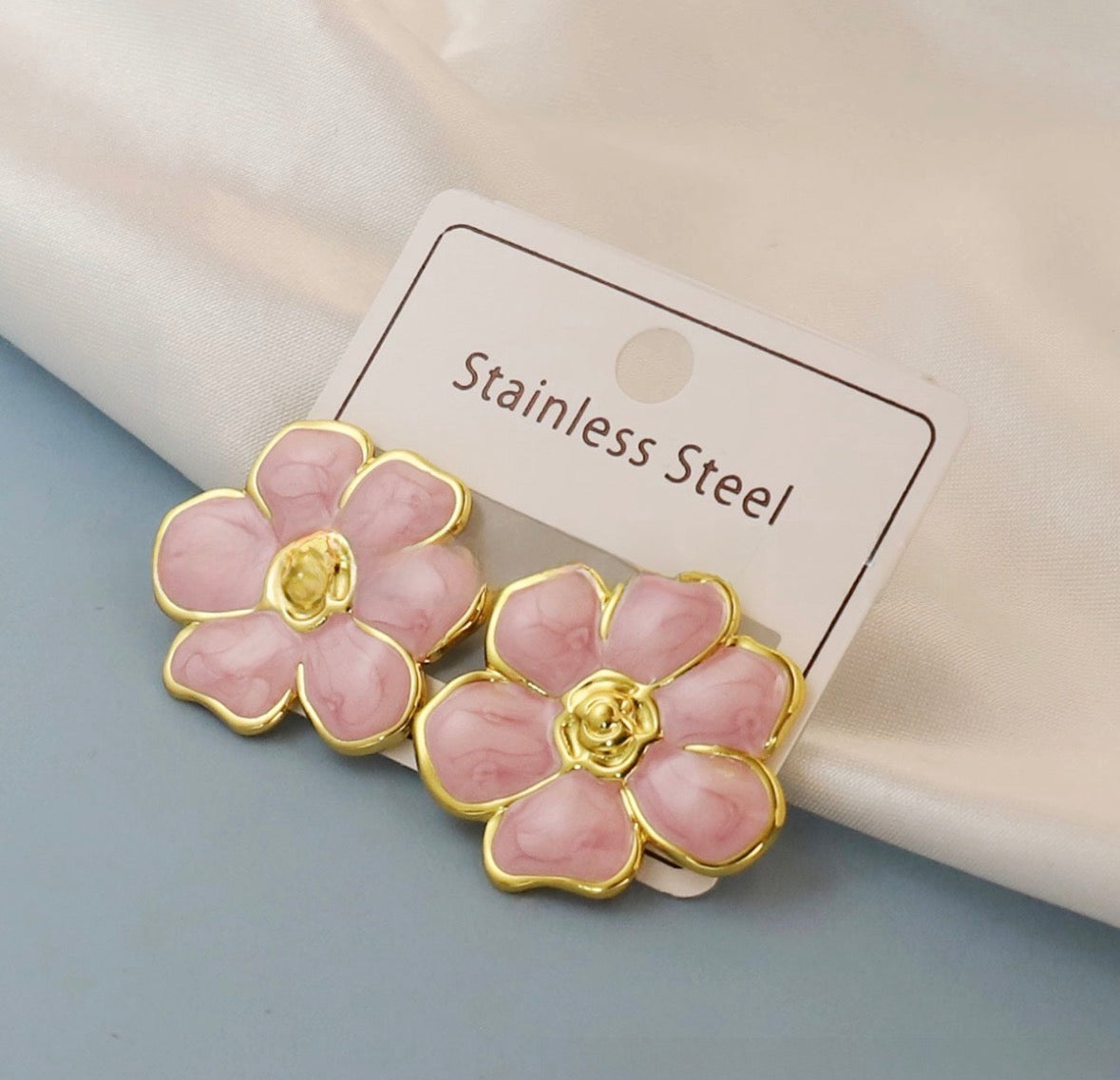 E5762 Aretes flor rosa contorno dorado acero inoxidable 4.5cm