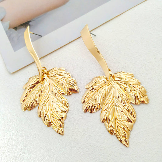 E3459 Aretes hoja dorada aleacion 8.5cm