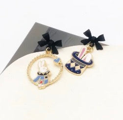 E4470 Aretes asimétricos Alicia en el país de las maravillas 3.5cm aleacion