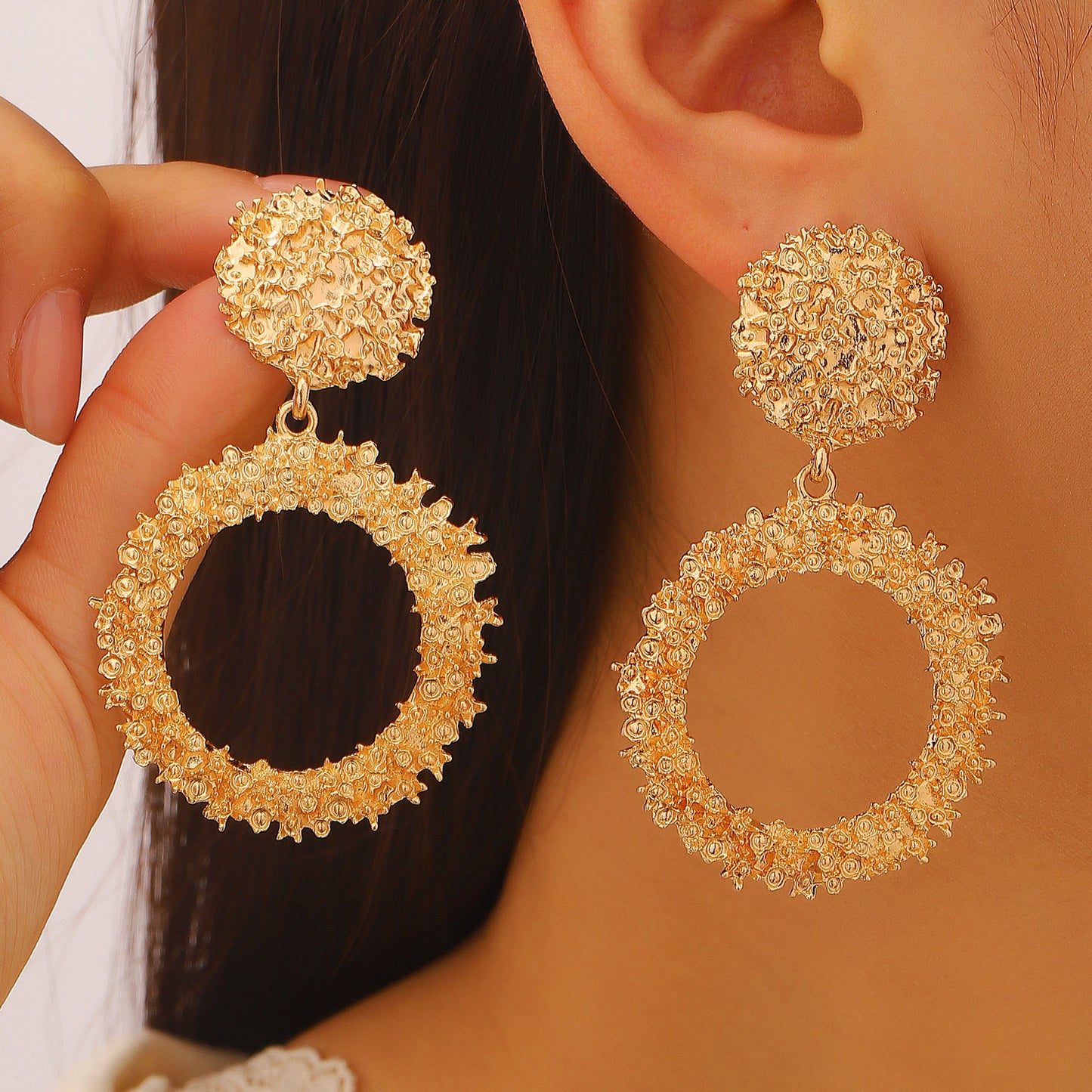 E7128 Aretes círculo dorado con textura aleacion 8 cm