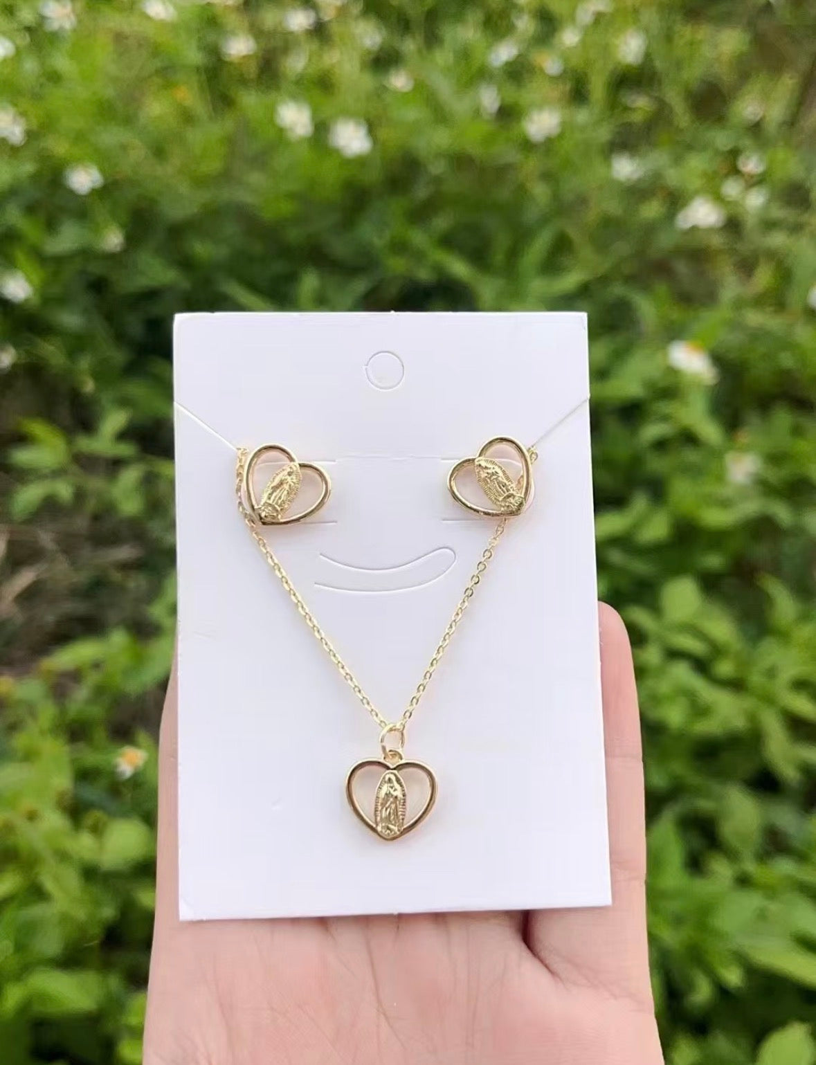 C1236 conjunto de collar y aretes corazon virgen de Guadalupe acero inoxidable chapado en oro