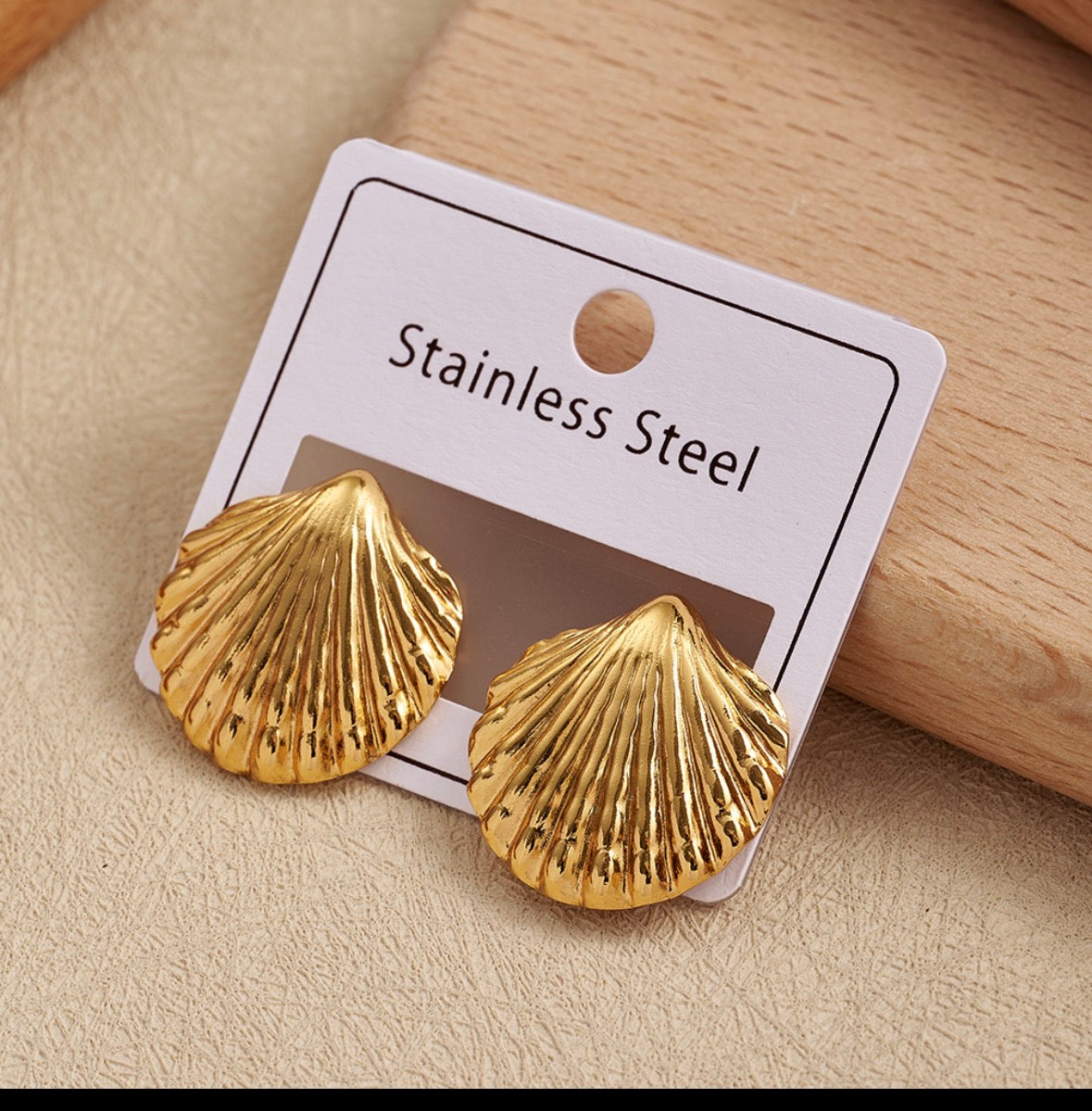 E5223 Aretes concha dorada acero inoxidable 4cm