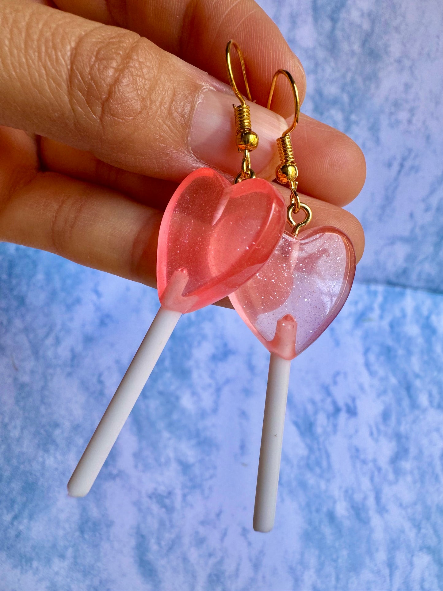 E903R Aretes paletas corazón rosa acrílico ligeros colgantes 6.5cm