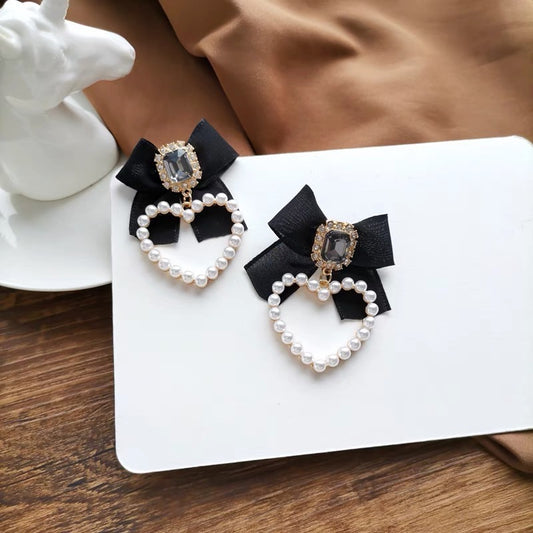 E3611 Aretes corazón blanco moño negro aleacion 4.5cm