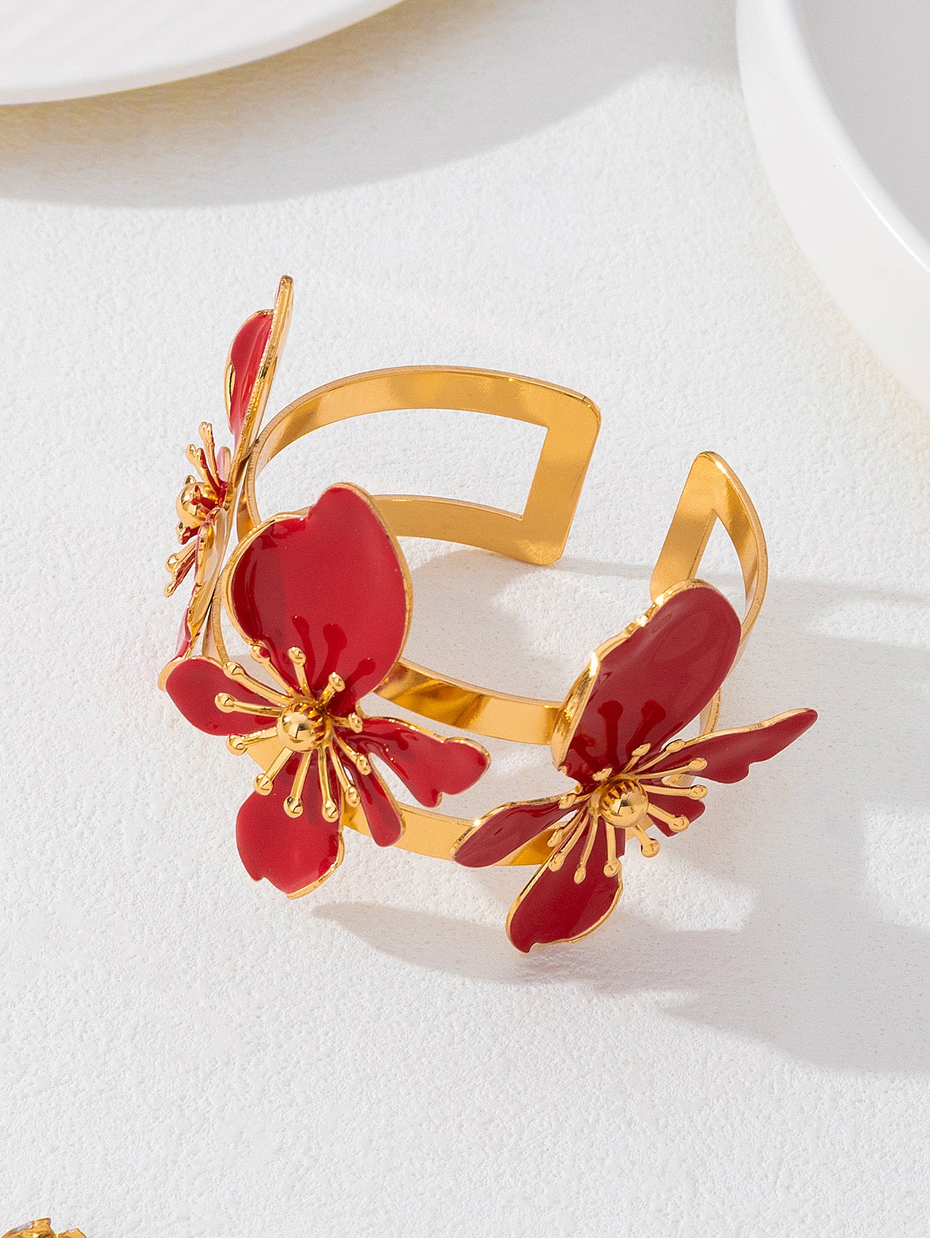 B895 Brazalete flores rojas abierto aleacion