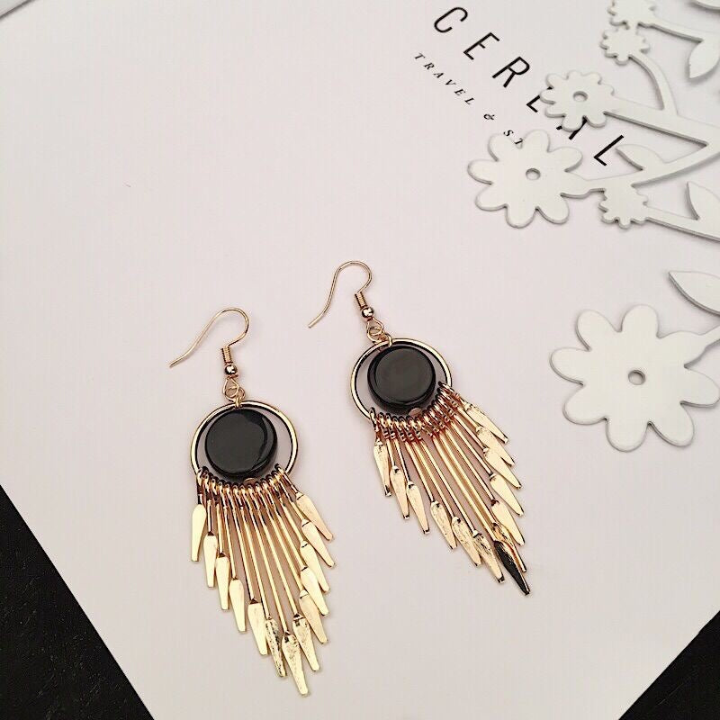 E7136 Aretes flecos metálicos dorados círculo negro metal 6cm