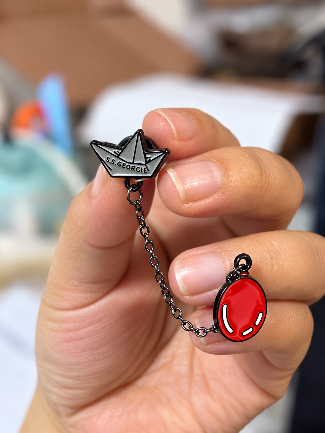 PI001 Pin broche it(Eso) pennywise georgie para tela accesorio metal esmaltado 1.5 x 2cm