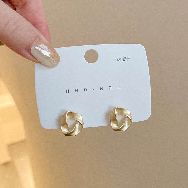 E5783 Aretes triángulo trenzado dorado aleacion 1.5cm