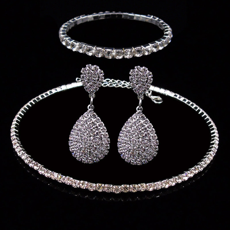 C1614 Conjunto incluye gargantilla aretes y pulsera gargantilla 12cm aretes 5cm pulsera elastica imitacion diamante