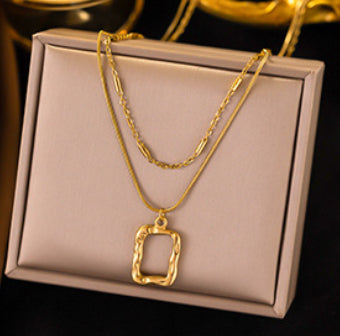 C820 Collar cuadro dorado acero inoxidable chapado en oro de 18k 22cm largo 2cm dije