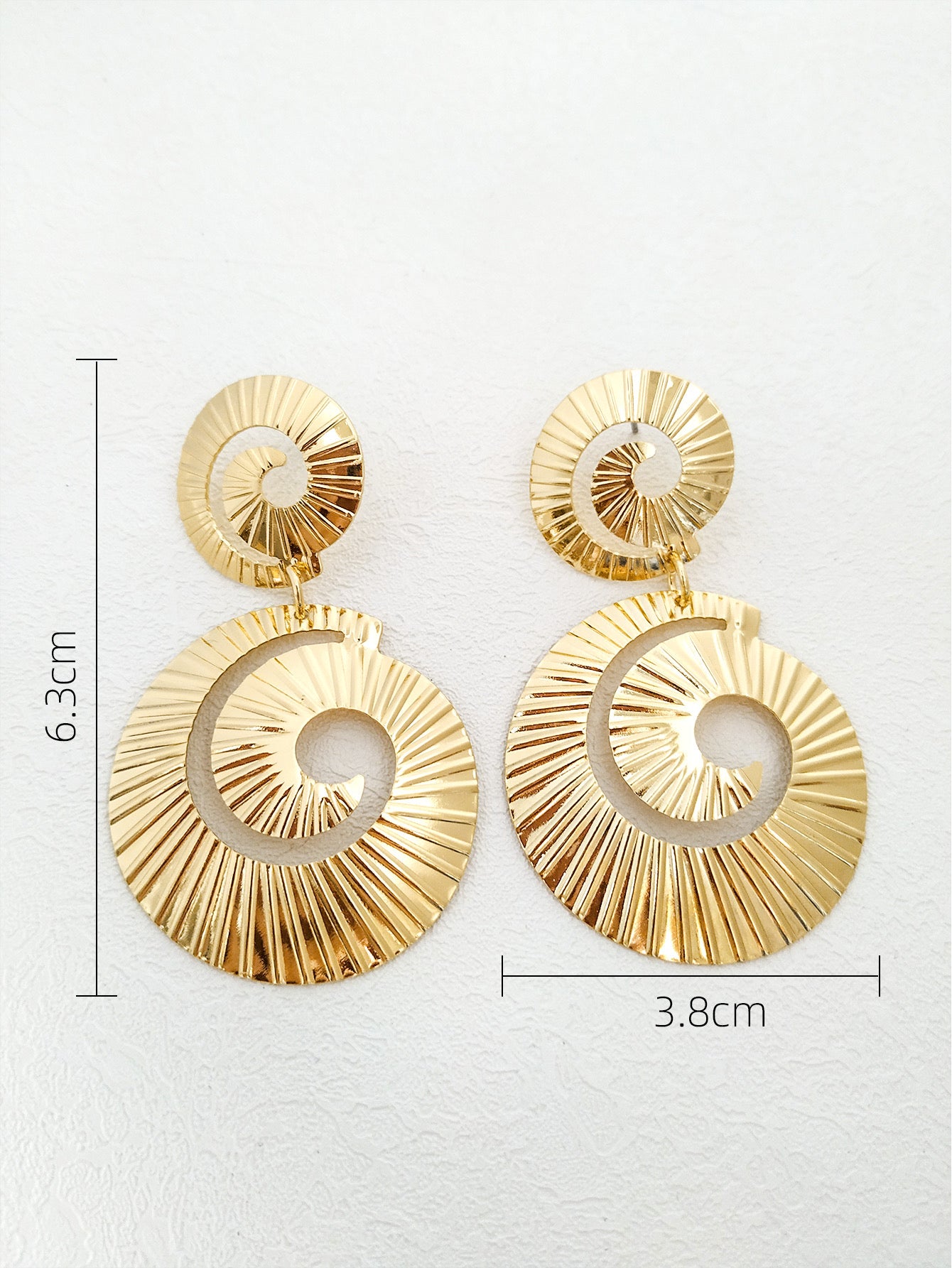 E2126 Aretes dorados metal aleacion ligeros 6.3cm