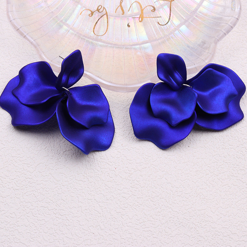 E2234A Aretes petalos azules textura suave rigido 7cm