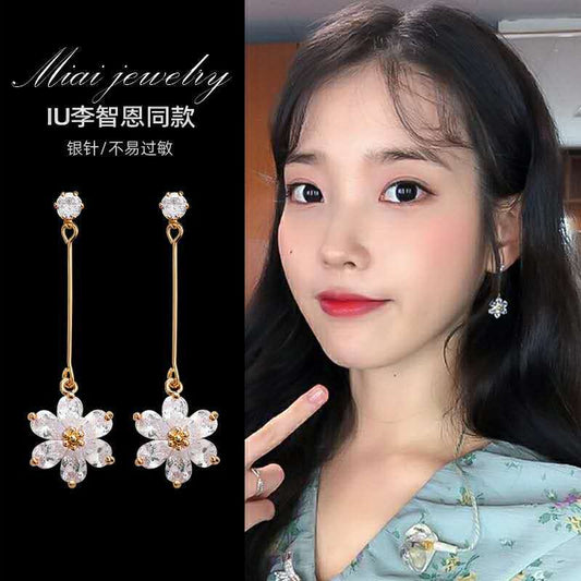 E3868 Aretes flor blanca colgante aleacion 5cm