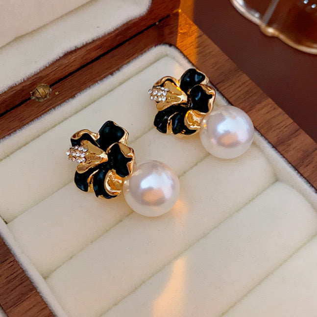 E5810 Aretes flor negra perla aleacion poste de cobre 4cm