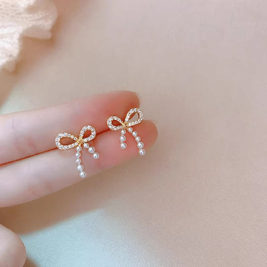 E3842 Aretes moño blanco perlas poste de plata 1.5cm
