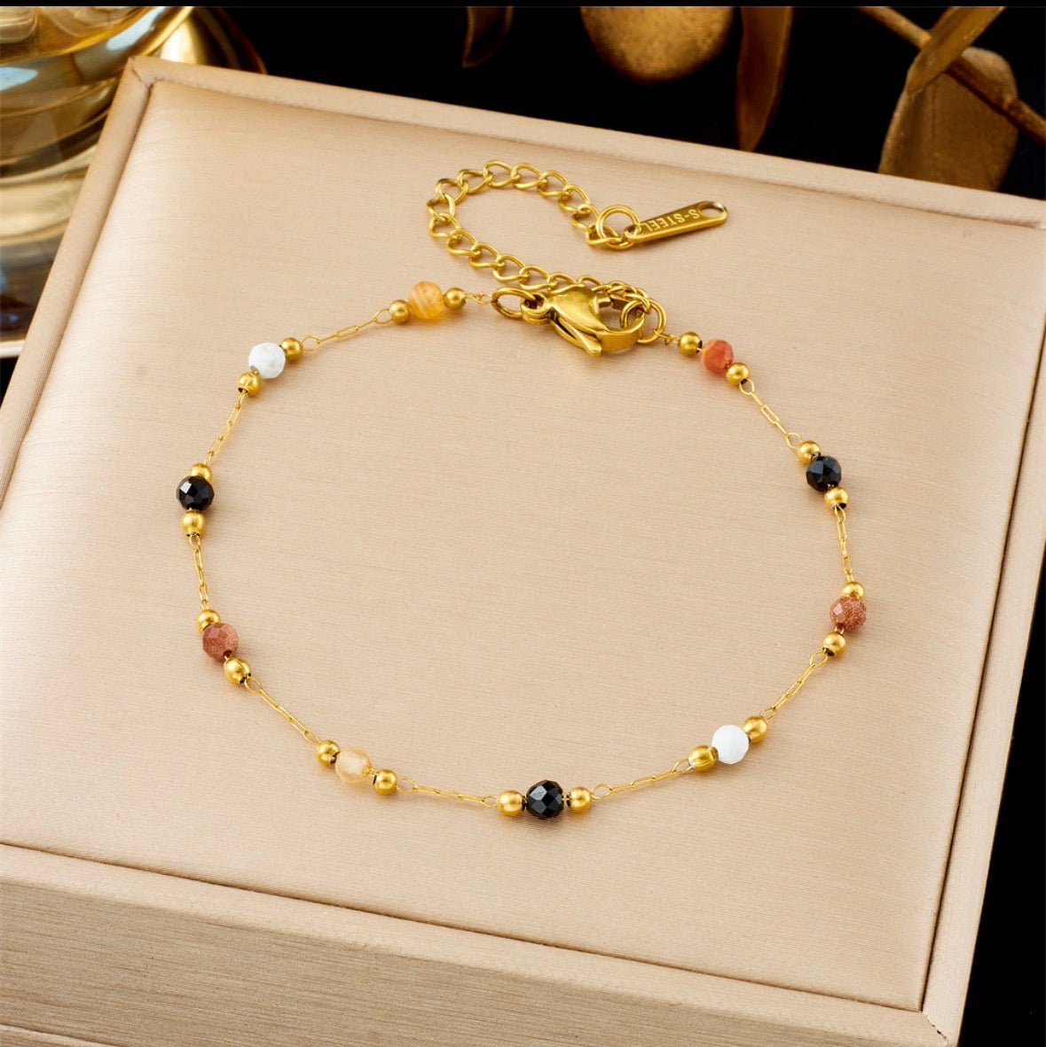 B756 Pulsera dorada cuatro hojas de volver acero de titanio 19cm