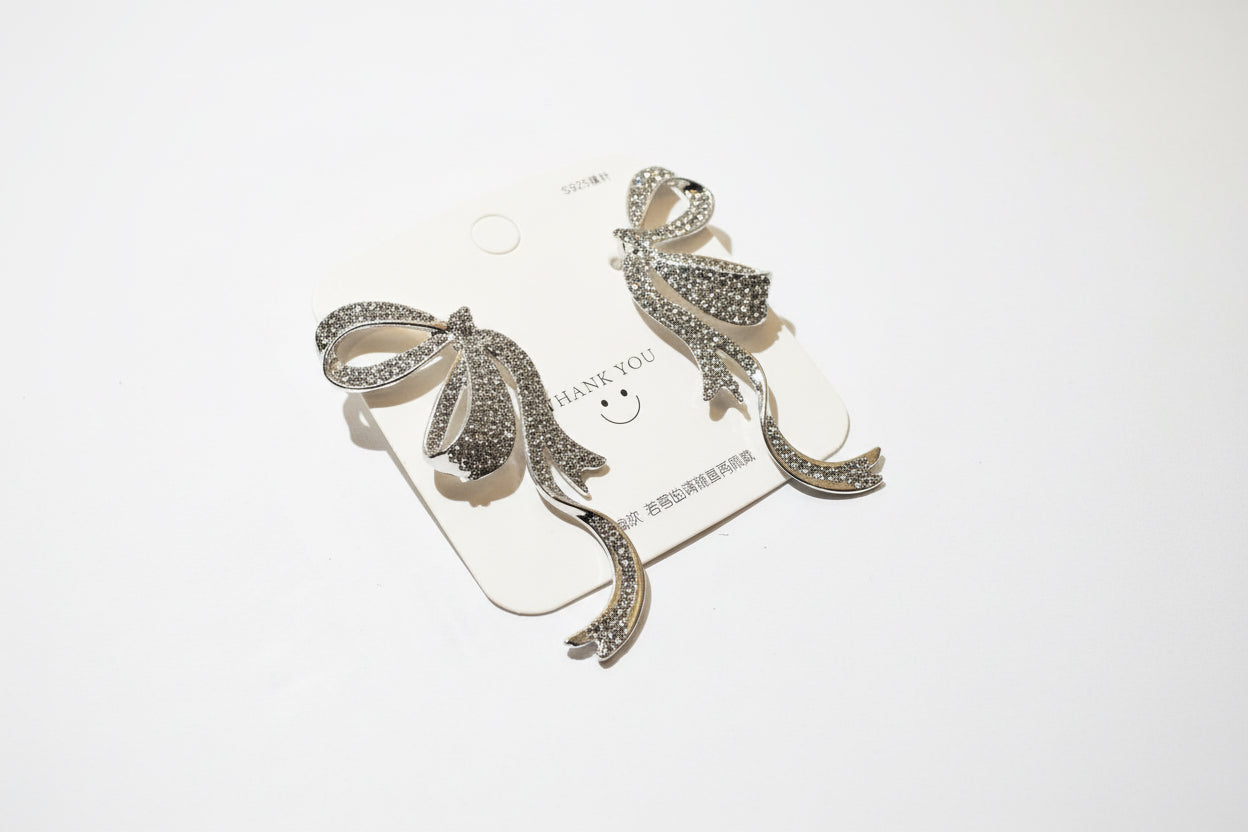 P05 aretes moños plateados brillantes elegantes de fiesta aleacion poste de plata 8cm