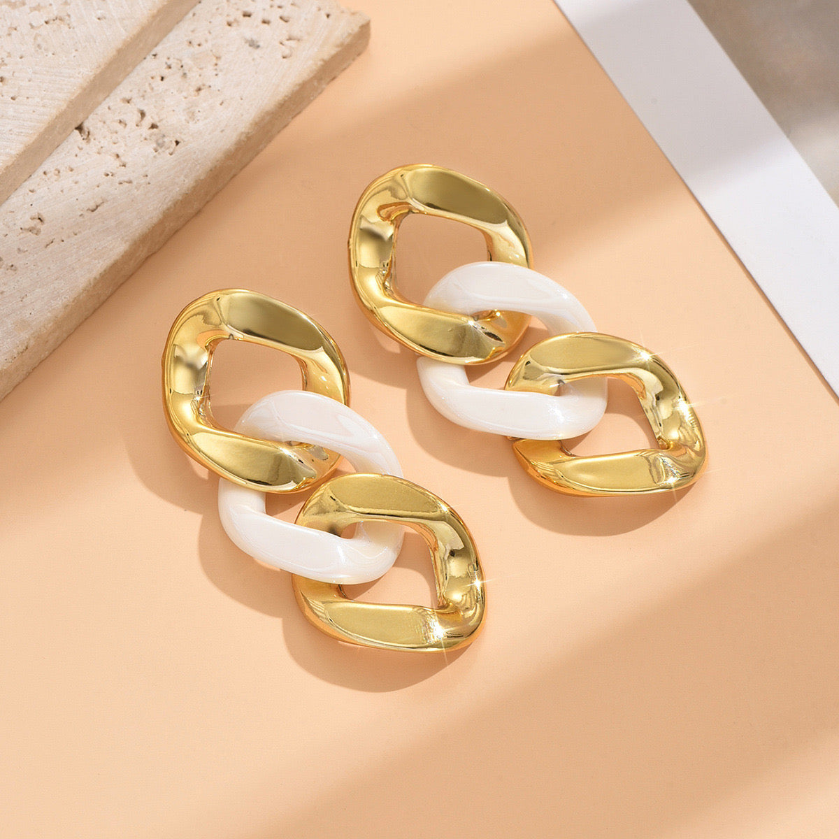 E7149 Aretes geométricos dorados con blanco  aleacion 8cm