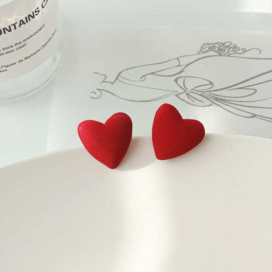 E3161R Aretes corazon rojo poste de plata resina 2cm