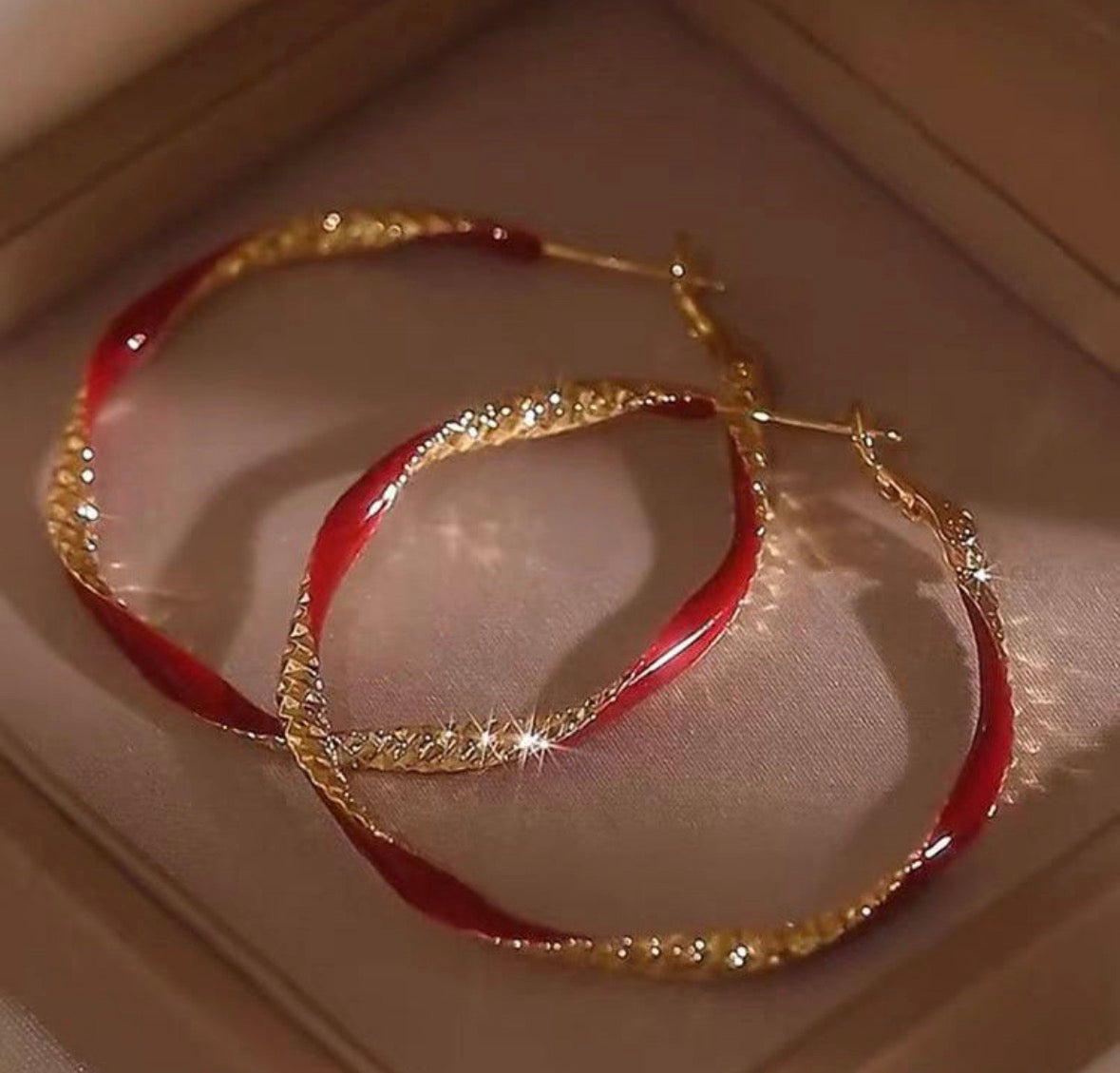 E5082 Arracda dorada brillante con rojo aleacion poste de plata 5cm