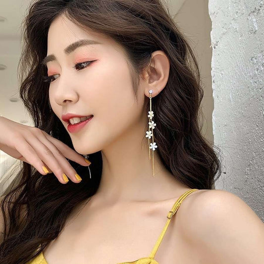 E4554 Aretes flores blancas colgantes aleacion 7.5cm