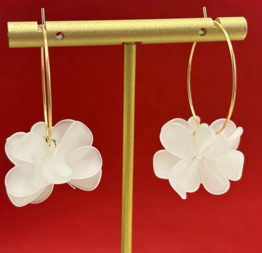 E3526 Aretes pétalo blanco acrílico 5cm