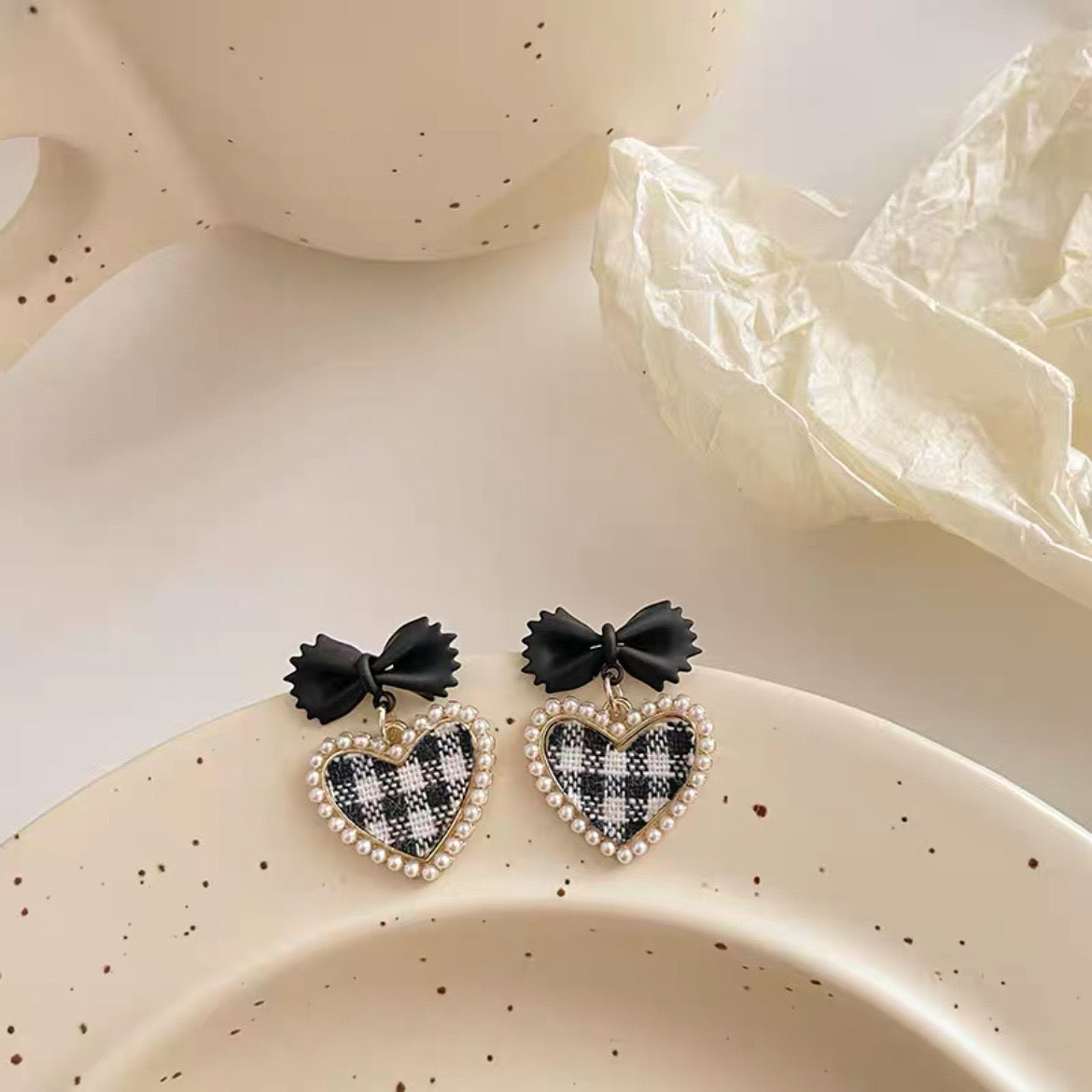 E2040 Aretes corazon moño negro chicos 3cm