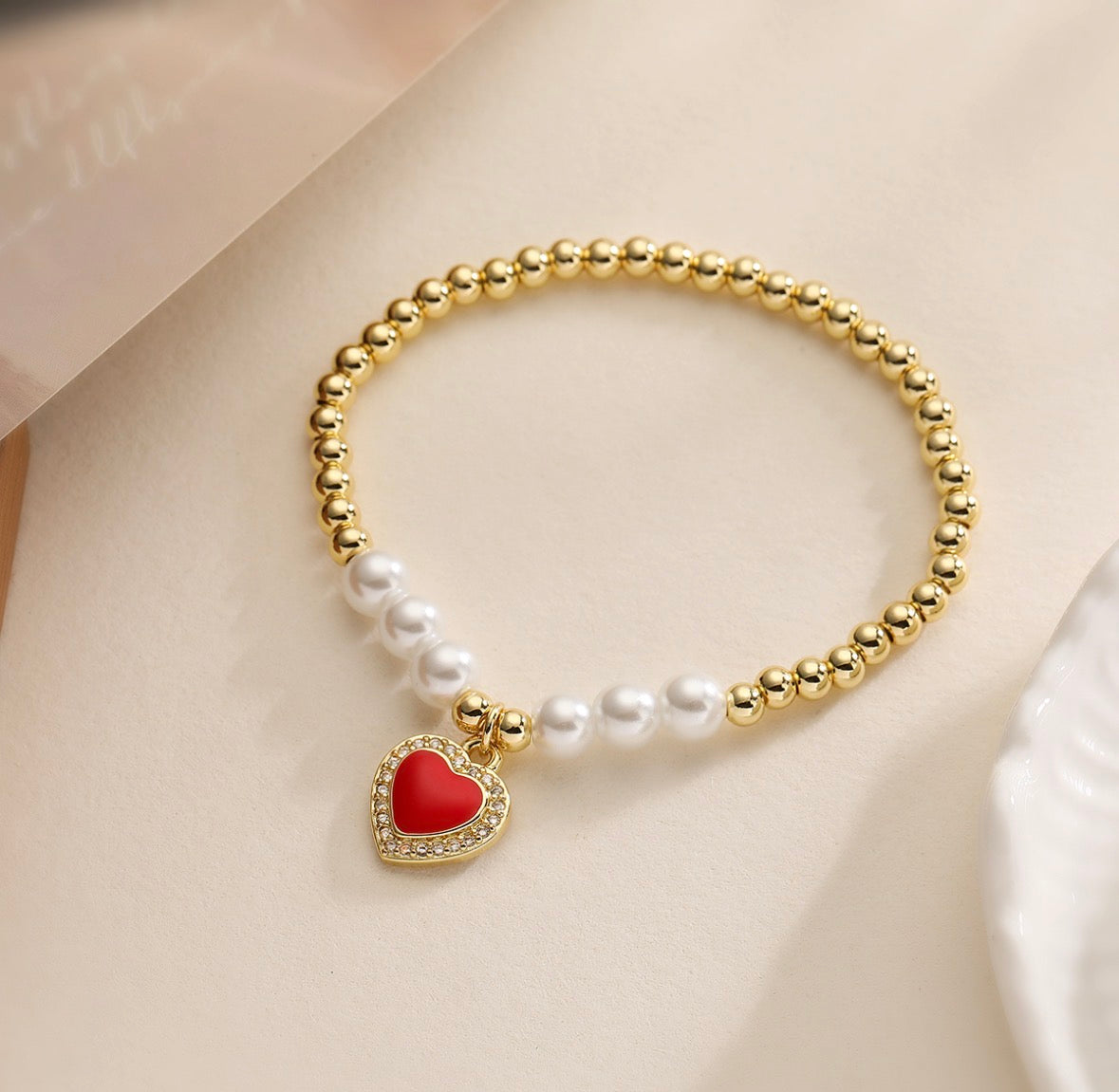 B687 pulsera corazón rojo perlas elastica cobre