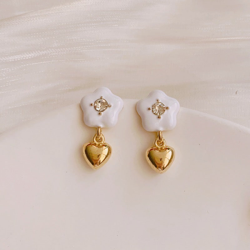 E3906 Aretes flor corazón dorado aleacion 2.5cm