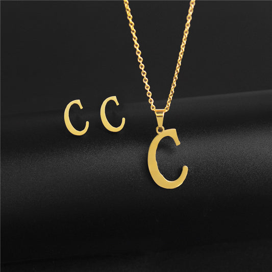C717 Set de aretes y collar letra C acero inoxidable 21cm largo 3cm dije 1cm aretes