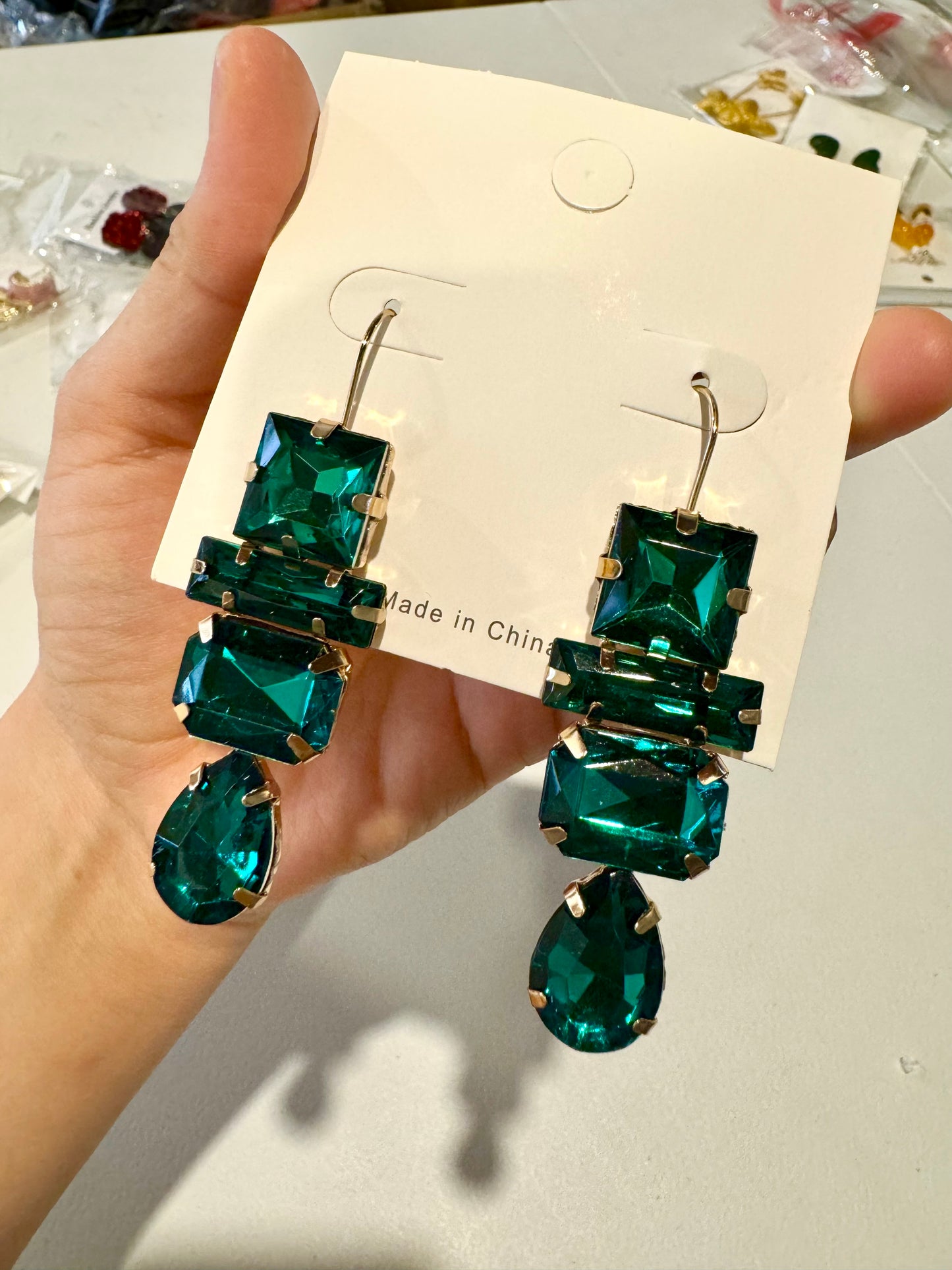 E364V Aretes embutido cristal de gancho 7 cm largo