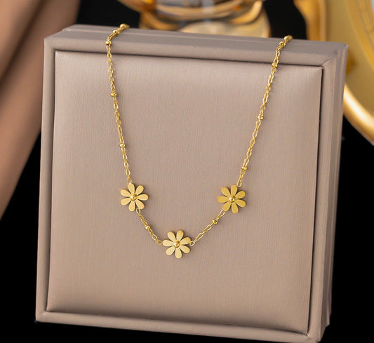 C1569 Collar tres margaritas doradas acero inoxidable 21cm
