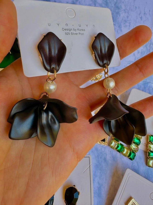 E1579N Aretes Pétalos Negros Perla Acrilico