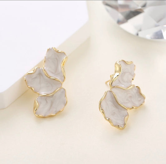 E7062 Aretes pétalos beige contorno dorado aleacion poste de plata 925