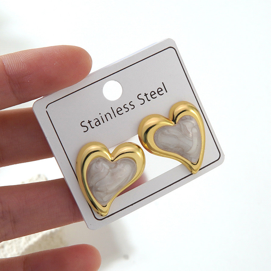 E7233 Aretes corazon esmalte acero inoxidable 304 con proceso de galvanoplastia en oro 2cm