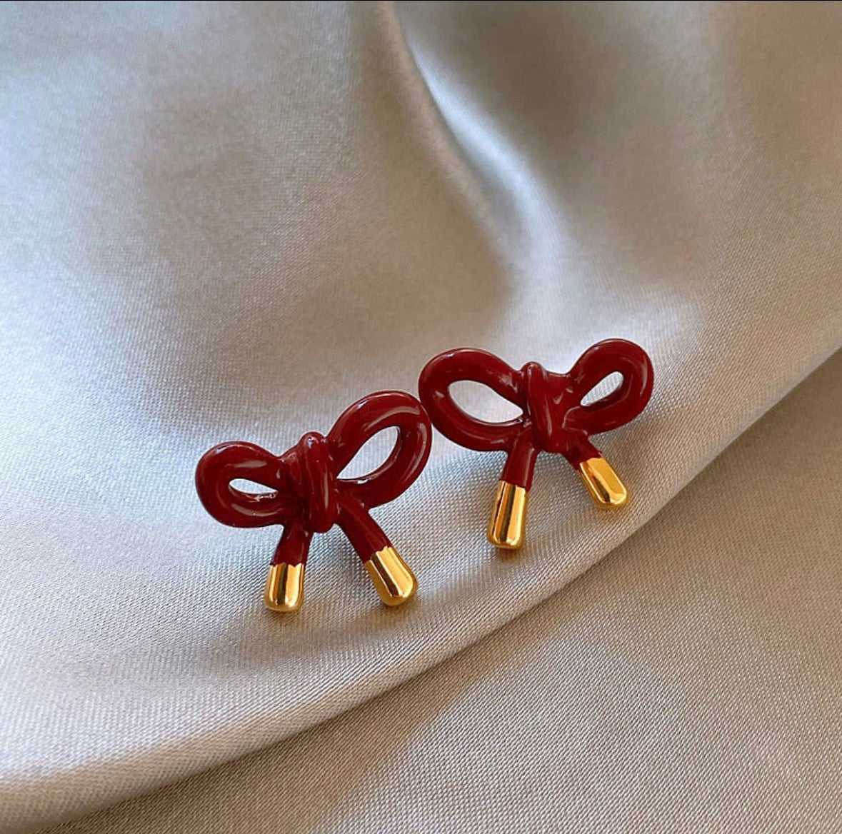 E5077 Aretes moño guinda aleacion 2cm