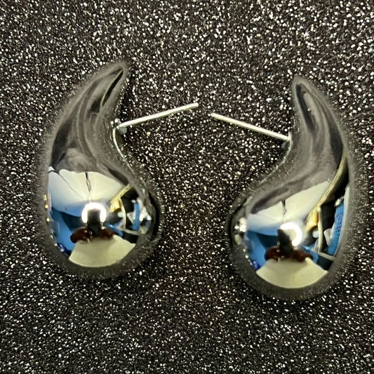 E3339 Aretes gota tipo bottega acrilico plateada 3.5cm