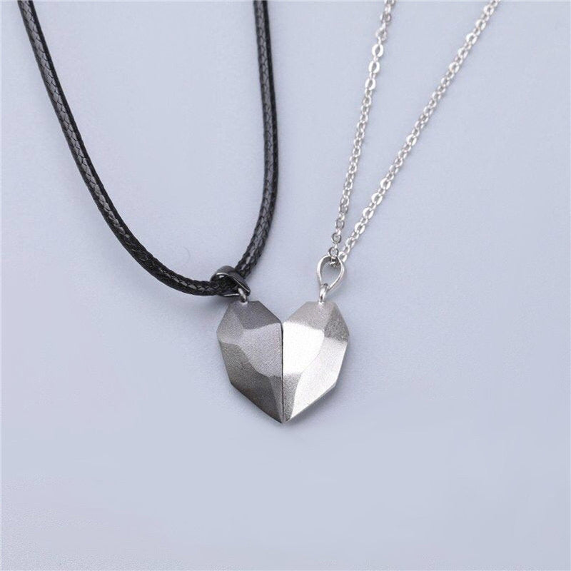 C1137 Collar dúo de pareja corazon de imán negro y plateado aleacion 22cm