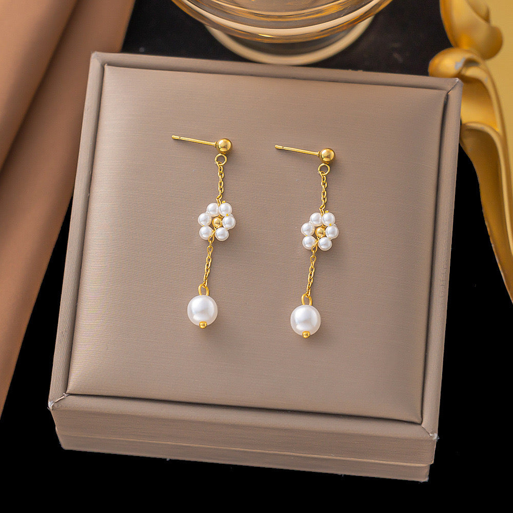 E4135  Aretes flor blanca acero inoxidable 3.5cm