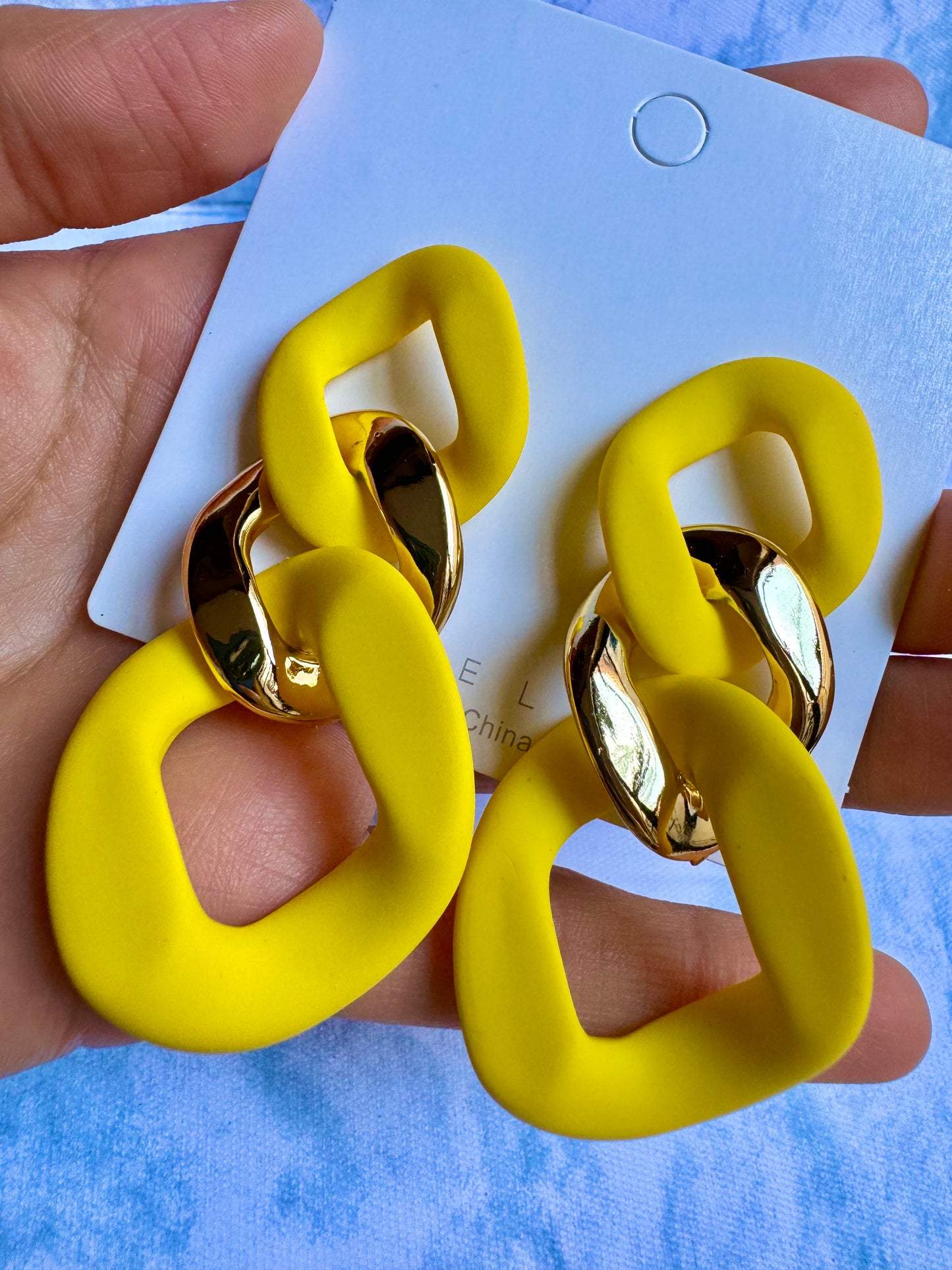 E1430 Aretes tipo cadena amarillo dorado acrílico ligeros 7cm