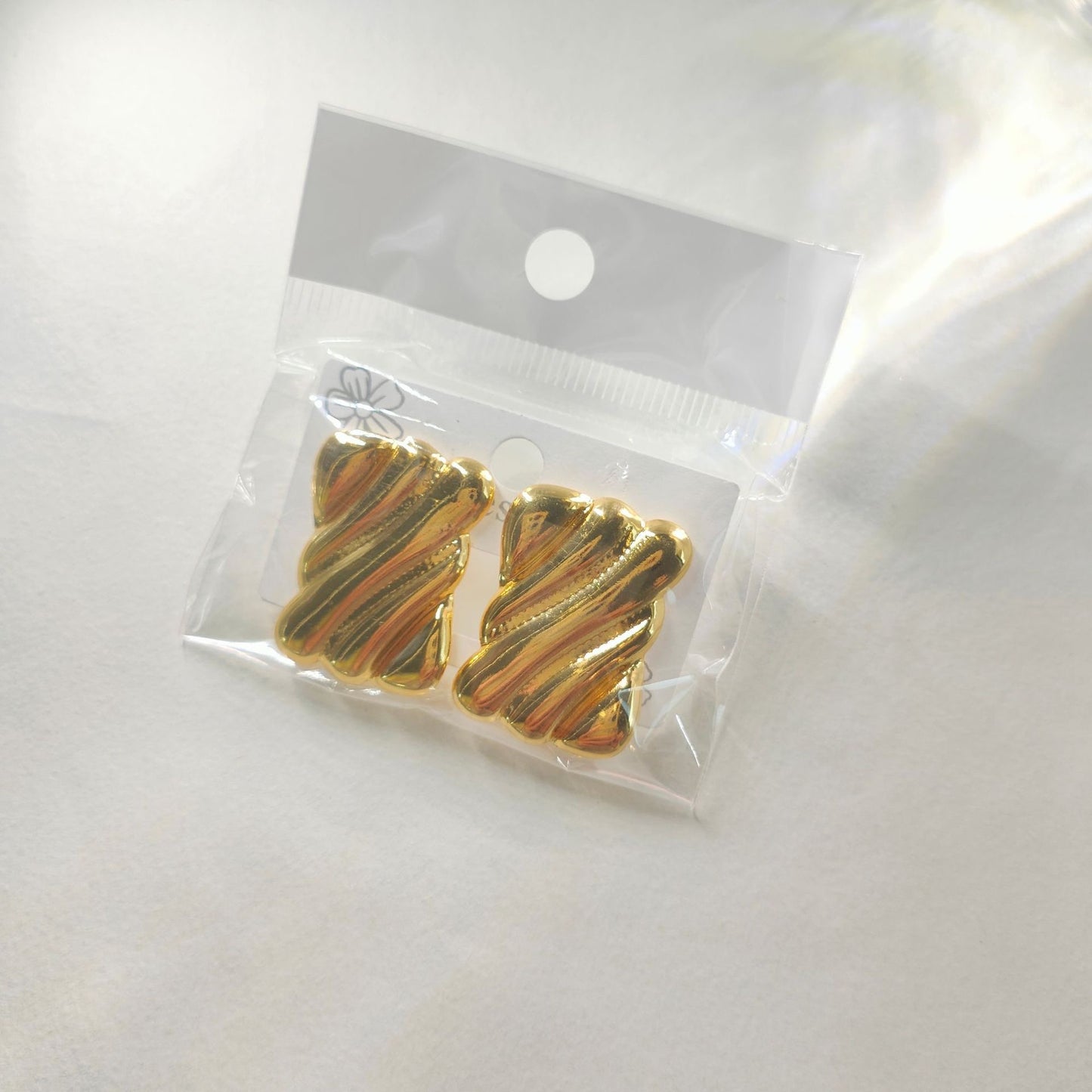 E6050 Aretes rectangulares dorados con textura acero inoxidable 3cm