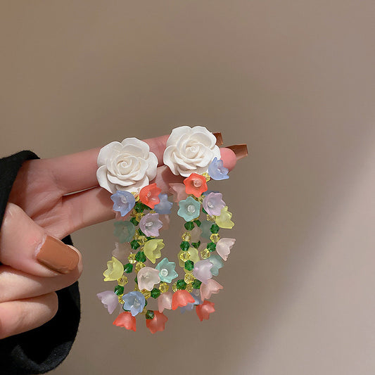 E3534 Aretes flor blanca esmaltado poste de plata 2cm