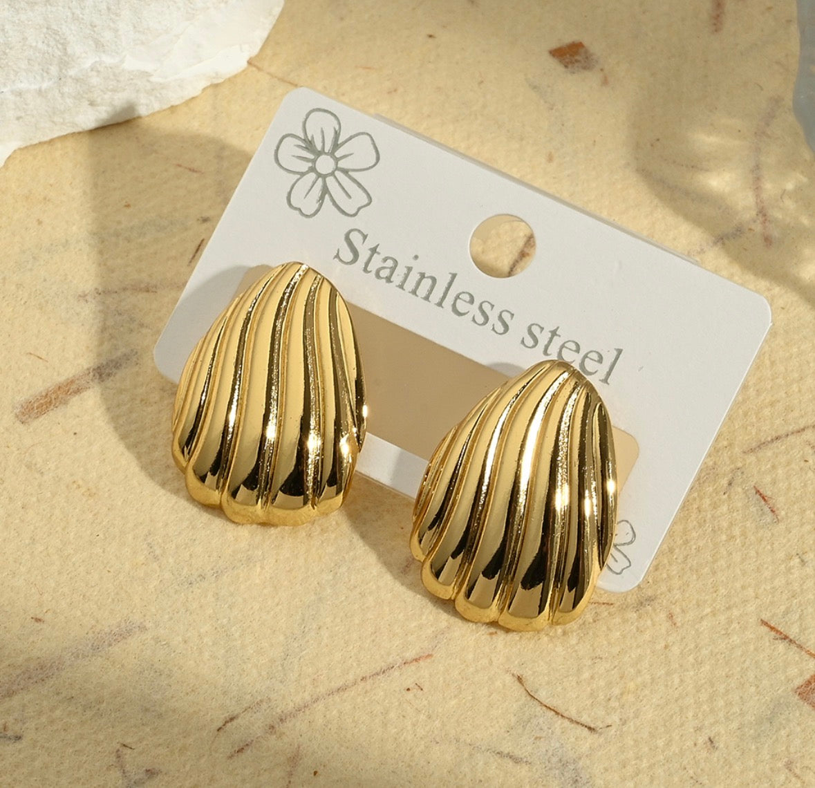 E5460 Aretes concha dorada de mar acero inoxidable 3cm