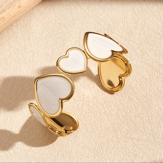 B598 Brazalete corazones blancos acero inoxidable abierto