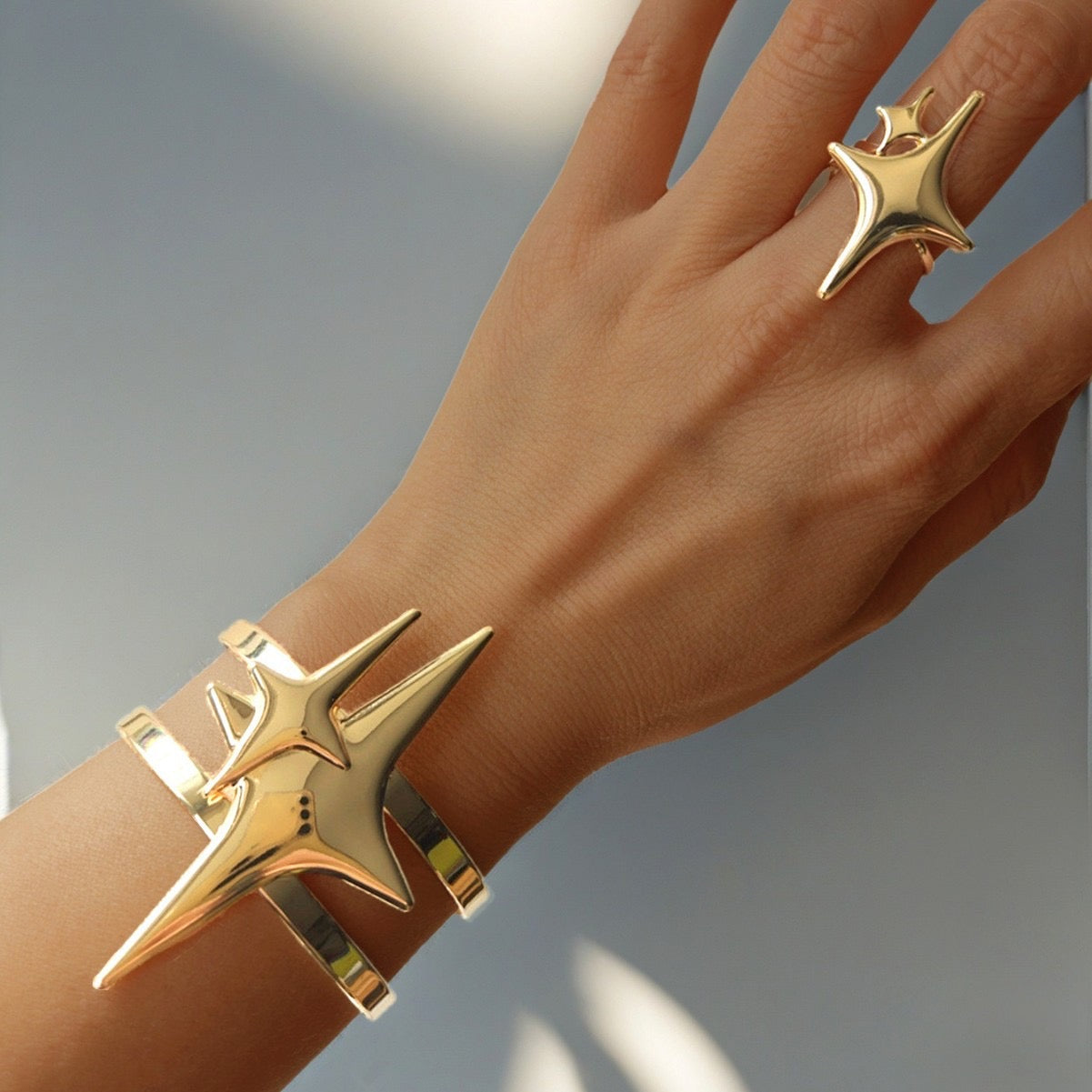 B962 Conjunto juego de pulsera y anillo dorado aleacion