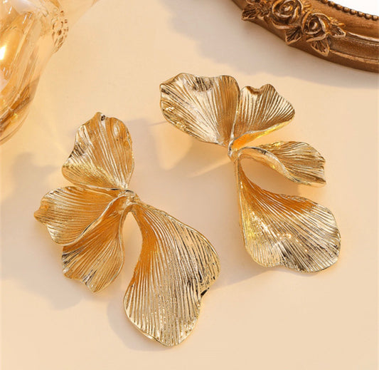 E5535 Aretes pétalos dorados brillantes aleacion 7cm