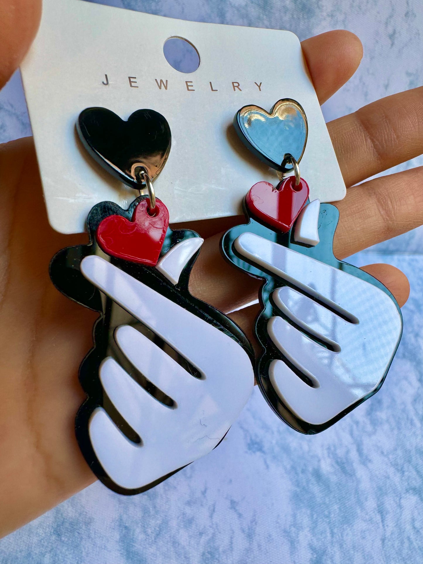 E1054 Aretes seña de amor acrílico ligeros grandes 6cm