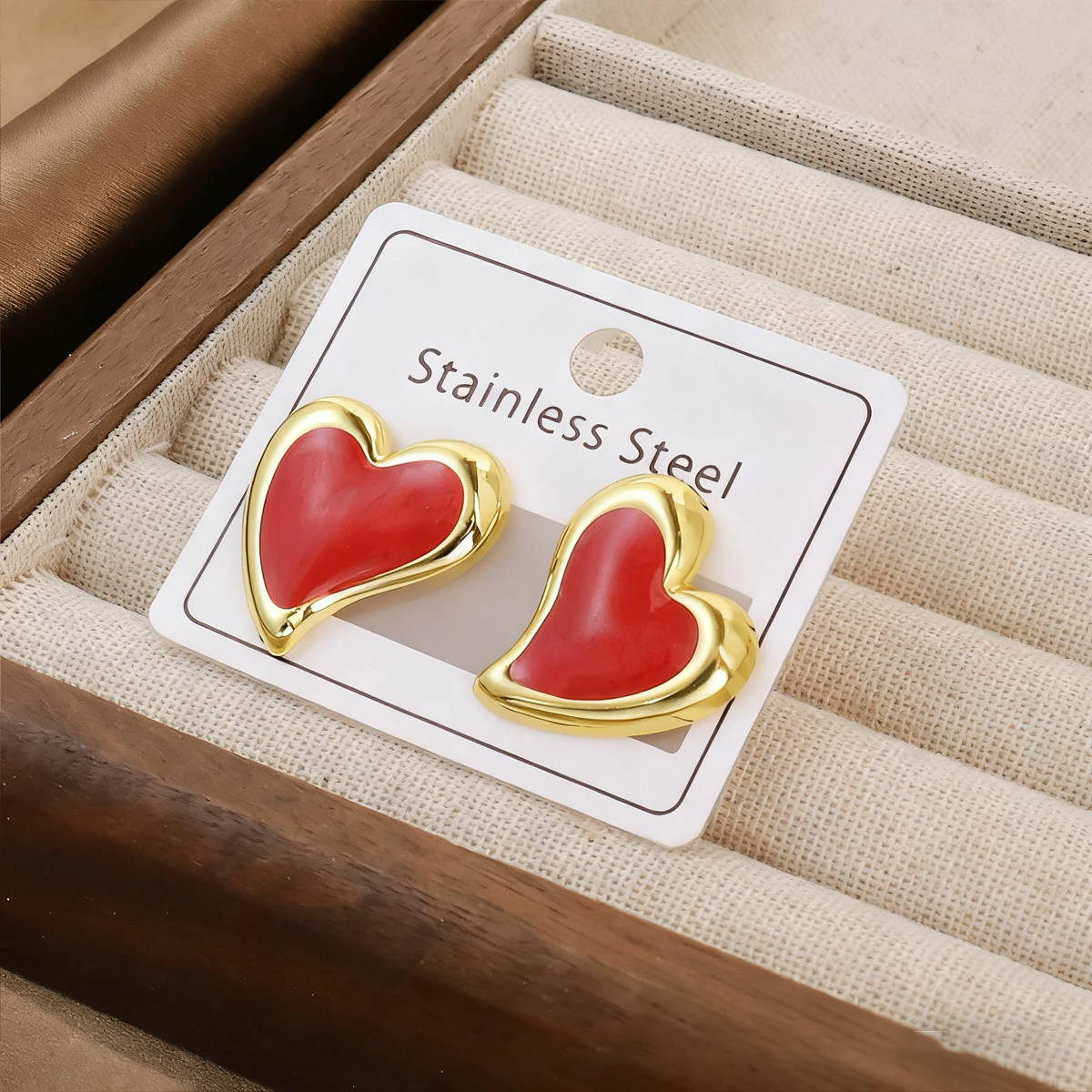 E5042 Aretes corazón rojo contorno dorado acero inoxidable 4cm